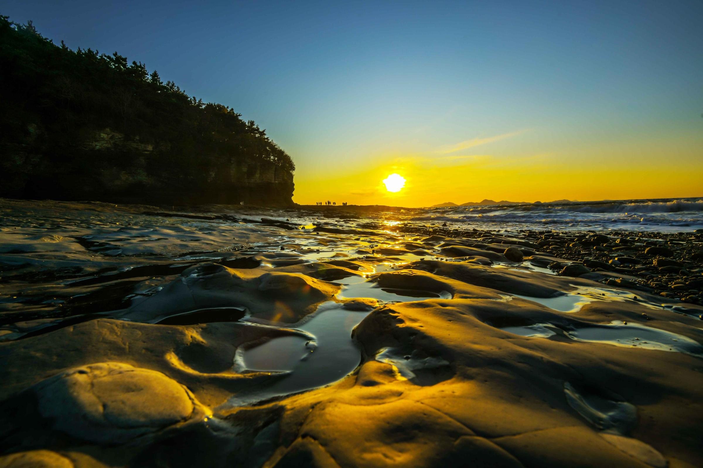 “왜 여기서는 노을이 늦게 사라질까?”…해가 끝까지 남는 일몰 명소의 비밀