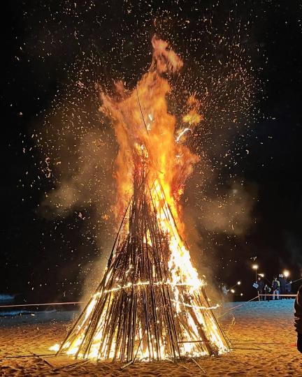 “파도 소리 옆에서 불멍을 한다고? 양양 달빛 모닥불 축제가 특별한 이유”
