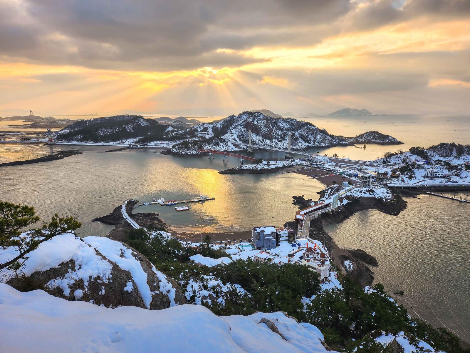 “잠깐 올랐을 뿐인데 시야가 확 트입니다”… 고군산군도 조망하는 대장봉 정상