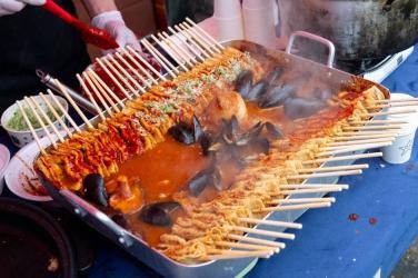 “오뎅 2개 1,000원, 제천역 앞이 빨갛게 물든다… 제2회 제천빨간오뎅축제 3일간 열린다”