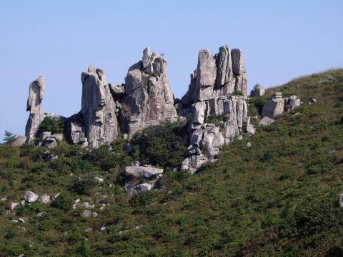 “정상에 서면 남해가 열린다” … 기암괴석 줄지은 천관산 연대봉 723m